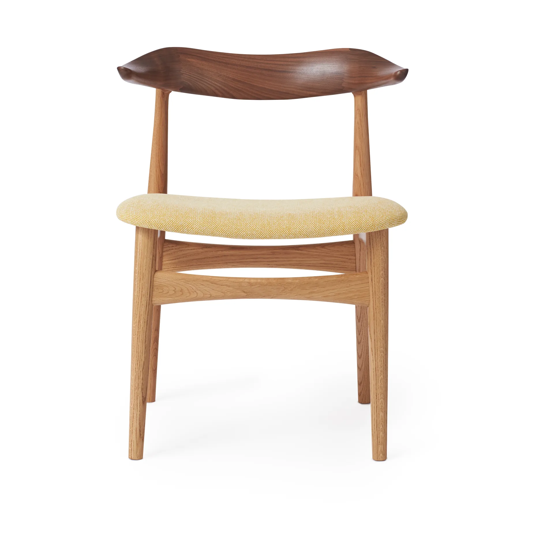 Cow Horn Stuhl, Stoff vanilla, Eichengestell weiß geölt, Rückenlehne aus Walnussholz Warm Nordic