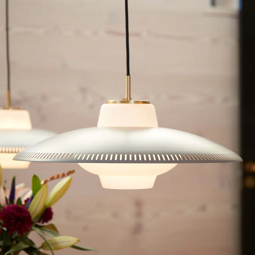 Opal Shade Pendelleuchte, Black noir, Opal sandgestrahlt Warm Nordic