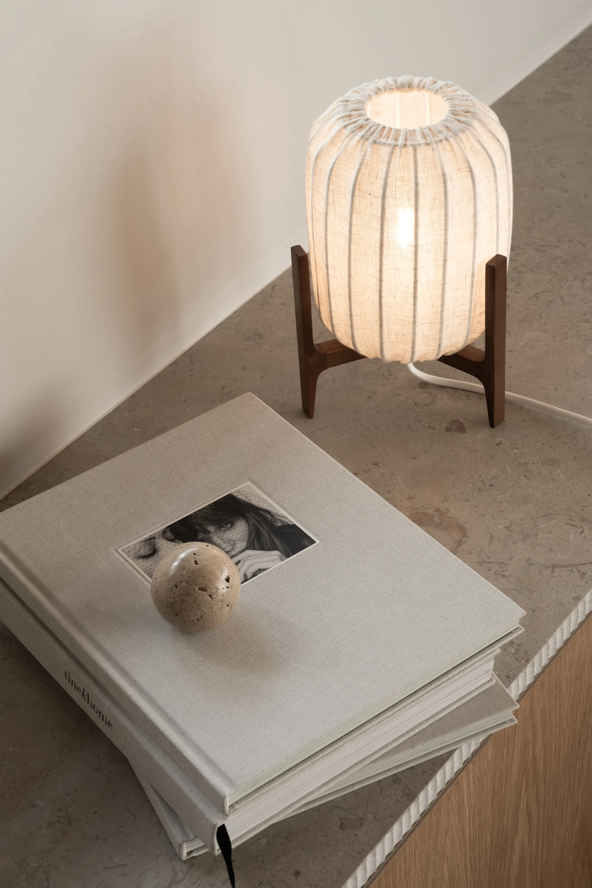 Prisma Tischleuchte, Dark ash-Natural, Mini Ø16x24,3 cm Watt & Veke