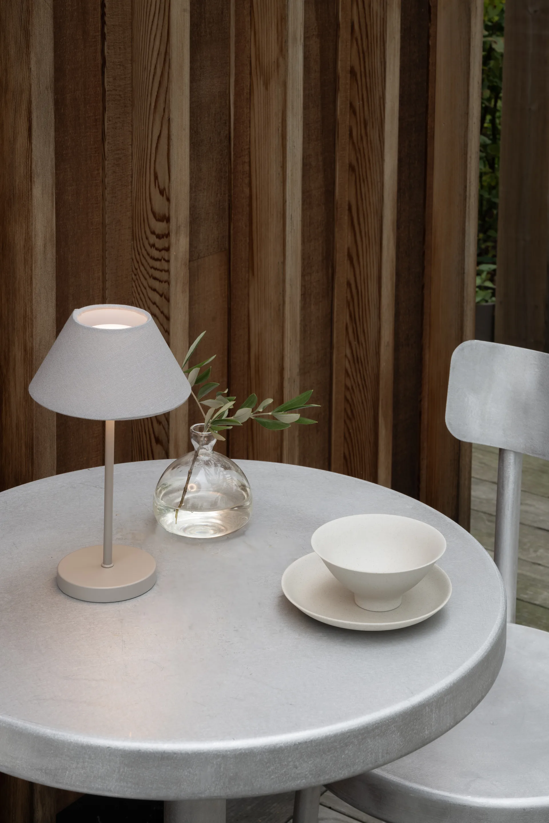 Teya Tischleuchte portable, Warm grey, Ø15×26 cm Watt & Veke