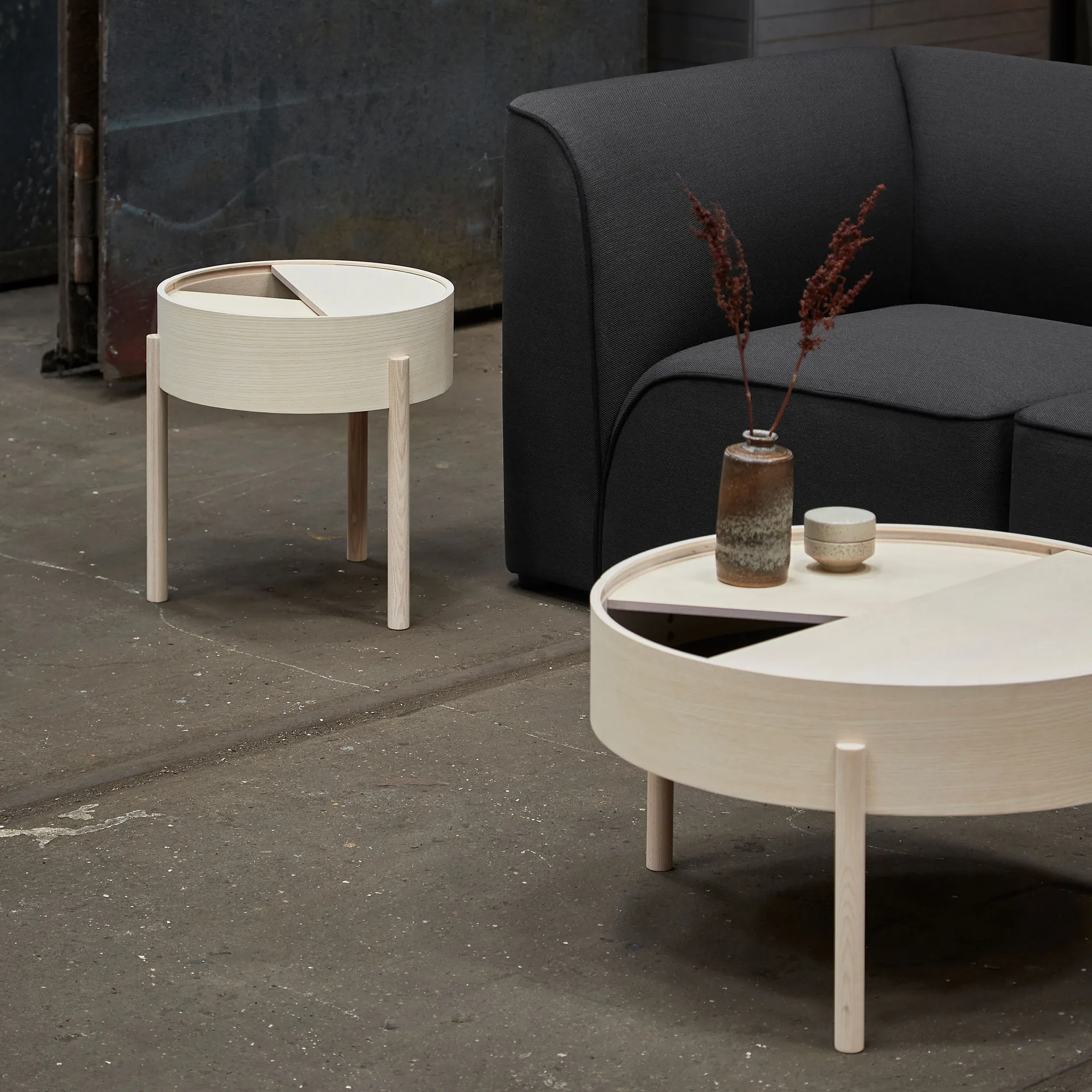 Arc Couchtisch Ø66cm, Esche weiß pigmentiert Woud