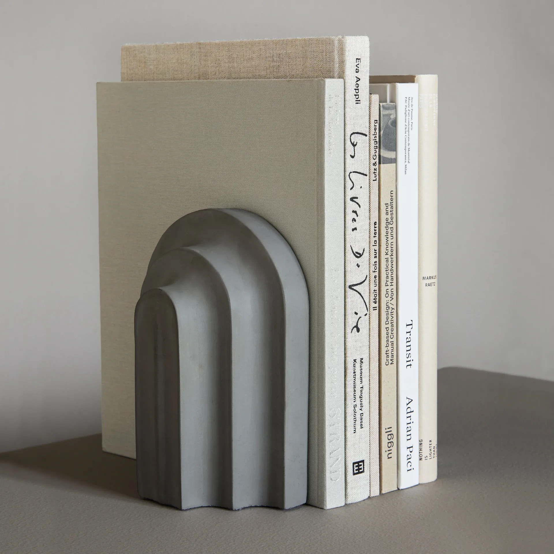 Arkiv Buchstütze, Grau Beton Woud