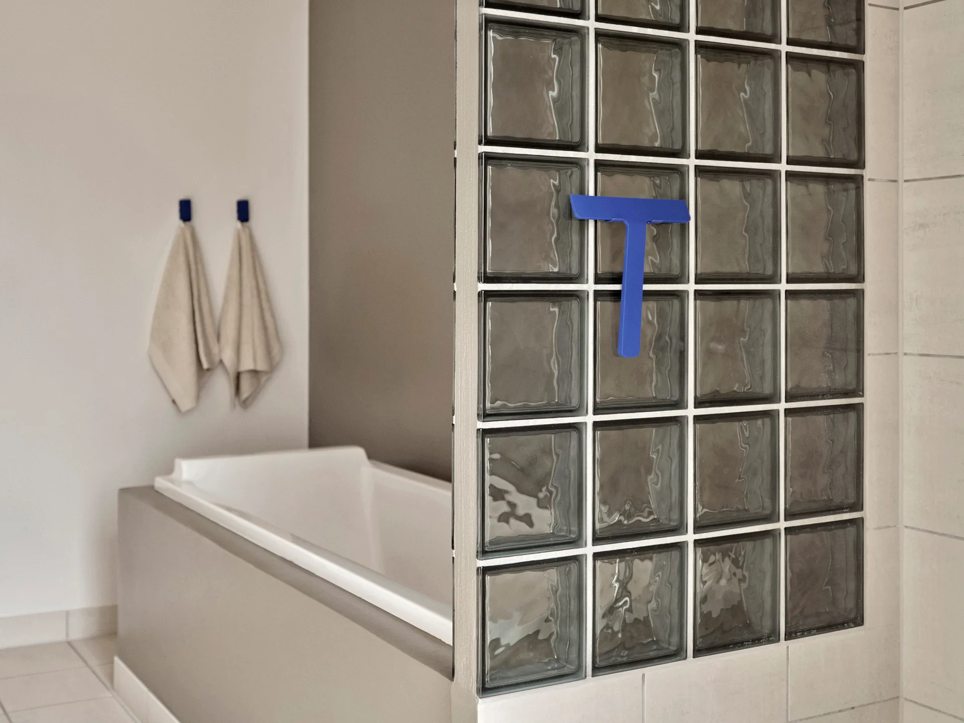 Ume Schaber mit Halterung, Indigo Blue Zone Denmark