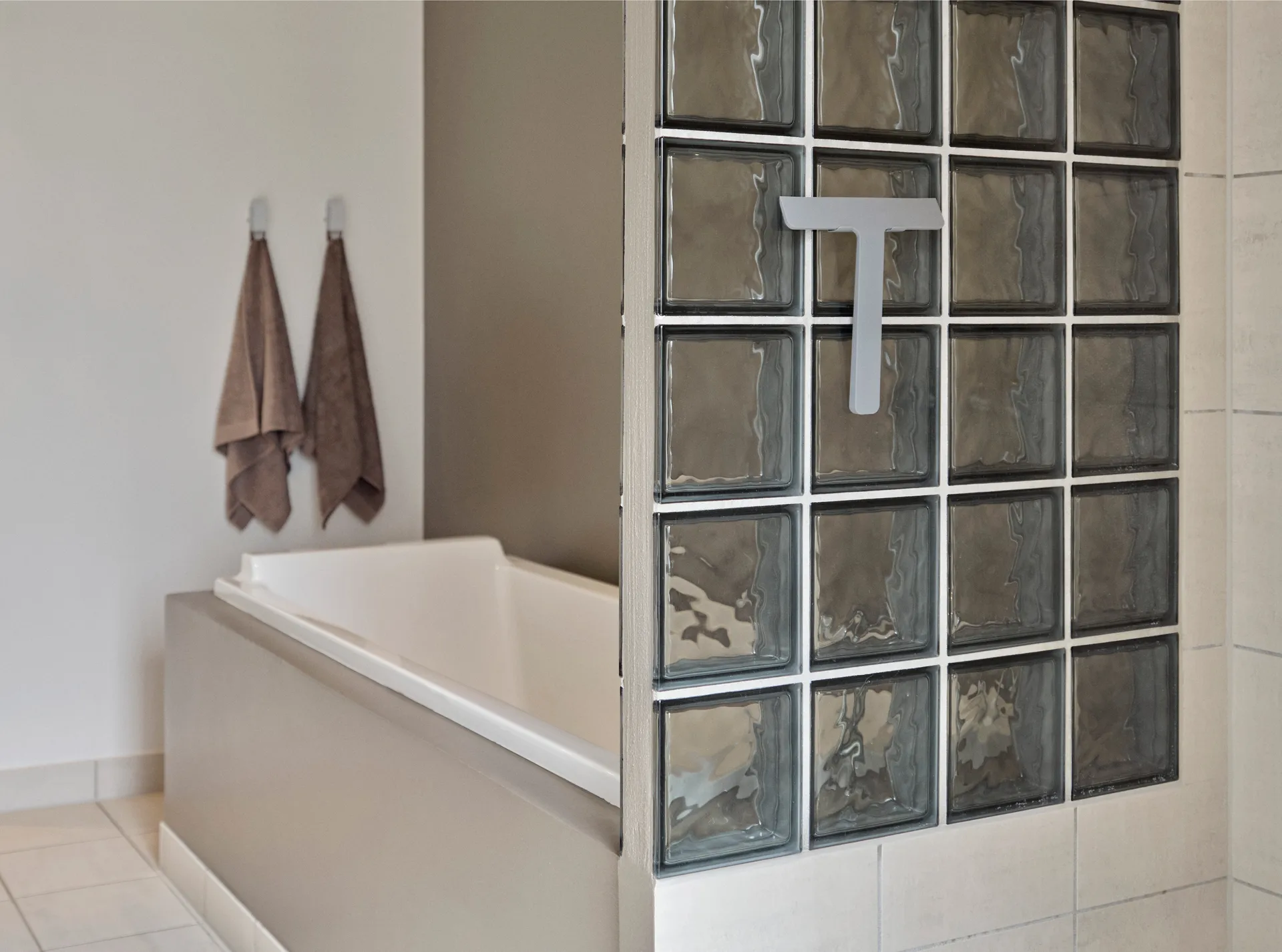 Ume Schaber mit Halterung, Soft Grey Zone Denmark