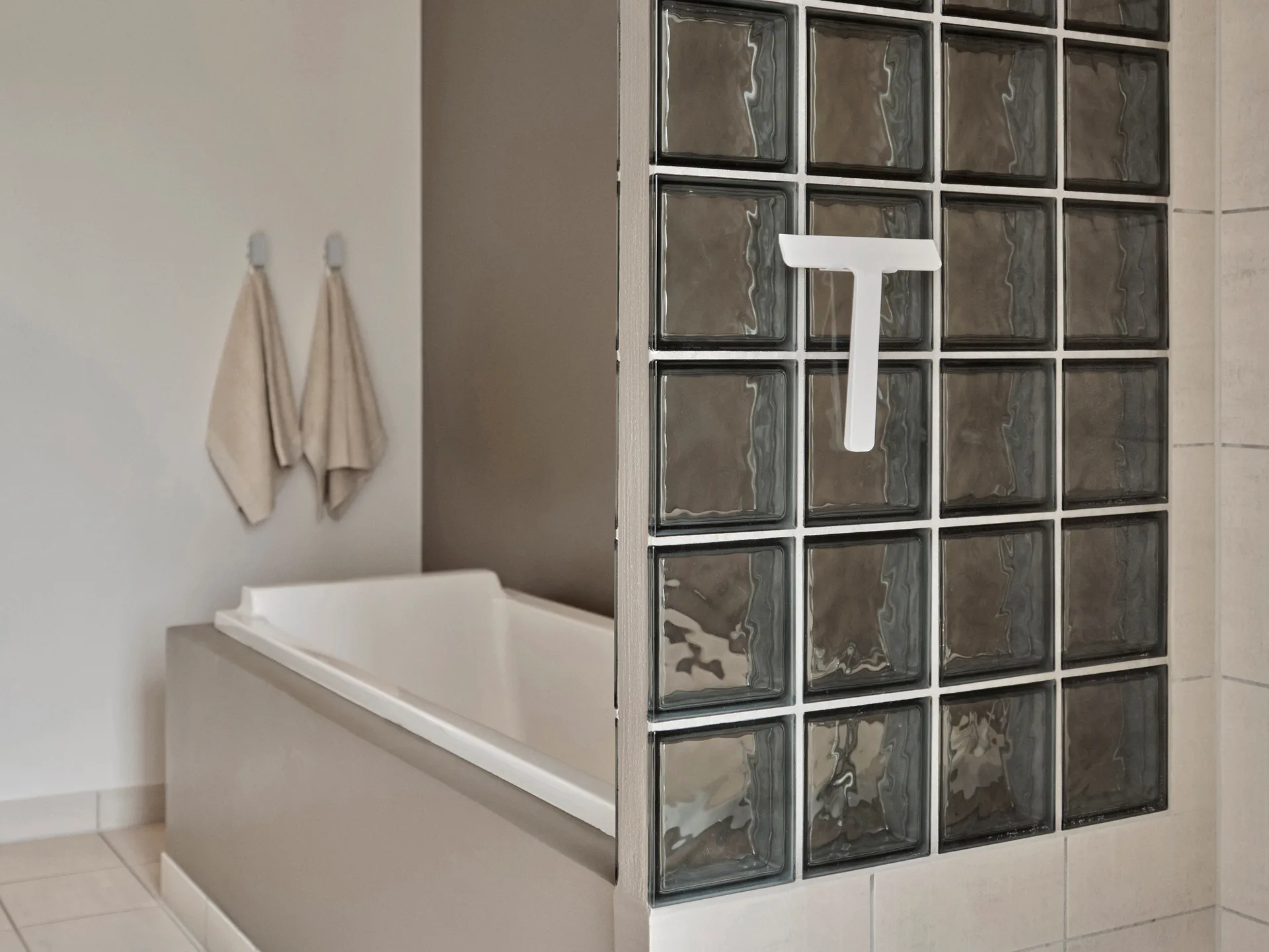 Ume Schaber mit Halterung, White Zone Denmark