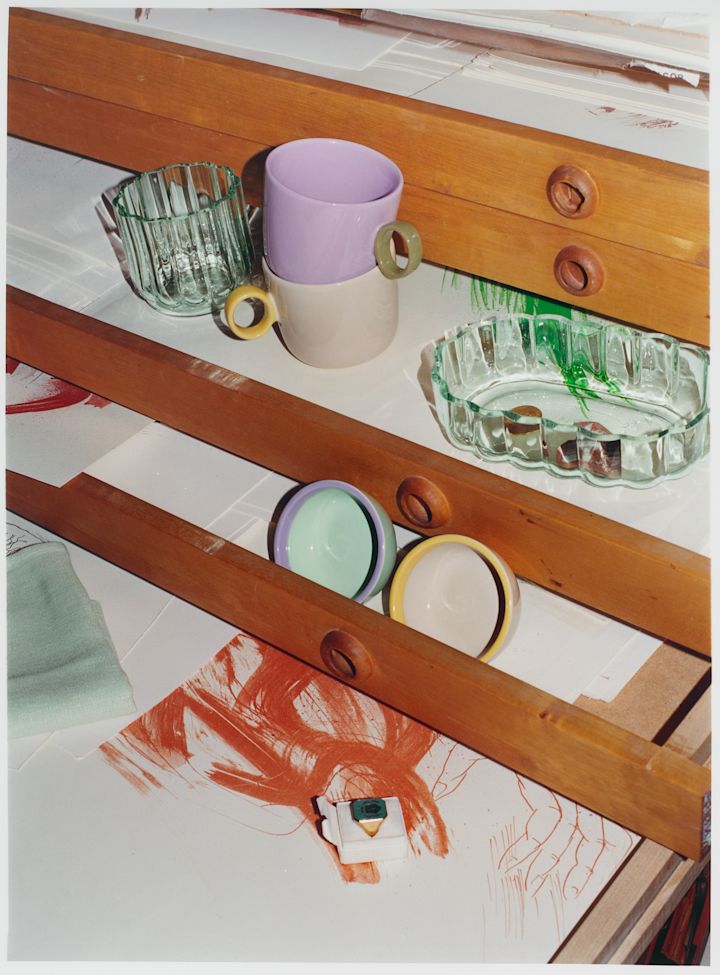 Iittala Play-Kollektion: Hier sehen Sie Teller und Schüsseln in hellem Gelb und Lila aus der Play-Kollektion von Iittala.