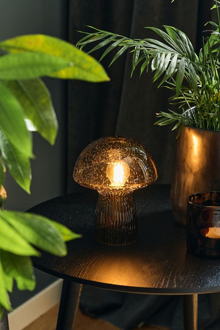 Eine trendige Pilzlampe ist die Tischleuchte Fungo von Globen Lighting, die auf dem Beistelltisch oder auf der Fensterbank zu einem stilvollen Einrichtungsdetail in Ihrem Zuhause wird.