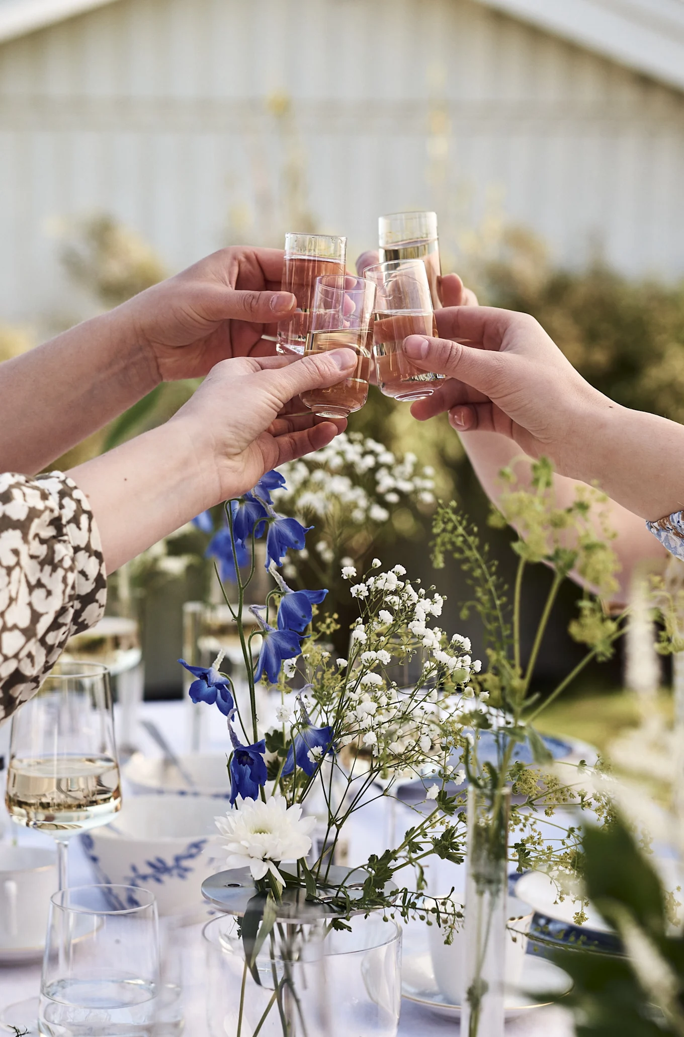 Zu einem traditionellen Midsommarfest in Schweden gehört auch Schnaps - stoßen Sie mit den Rocks Shotgläsern von Zone Denmark an!