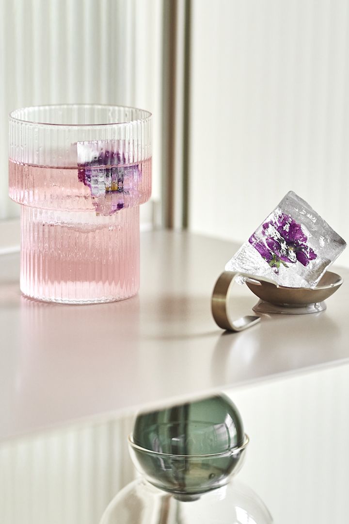 Transparente Details sind einer der Top Herbsttrends 2021 – hier das Ripple Glas von Ferm Living.