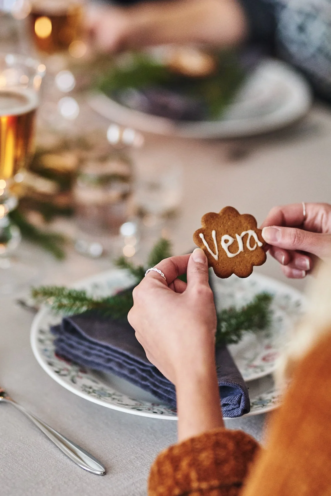 Weinachtliche Tischdeko wie im Märchen: Mit Zuckerguss und Lebkuchen können Sie essbare Tischkarten gestalten.