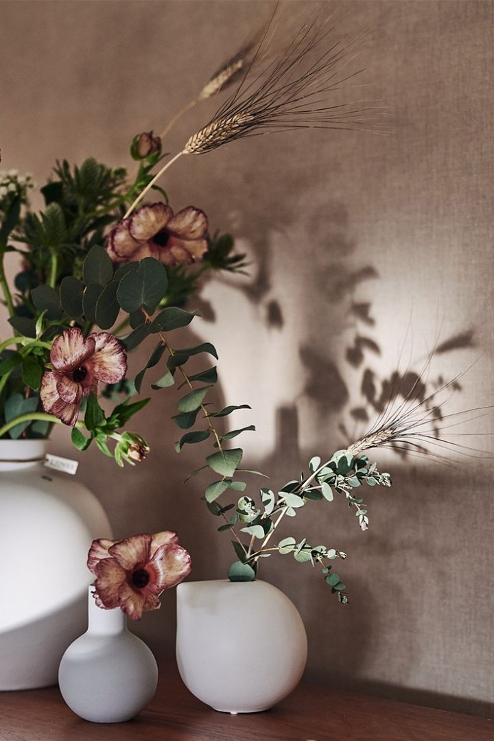 Kombinieren Sie mehrere Vasen unterschiedlicher Größe von Cooee Design & DBKD und erstellen Sie individuelle Sträuße mit Blumen von Blombruket.