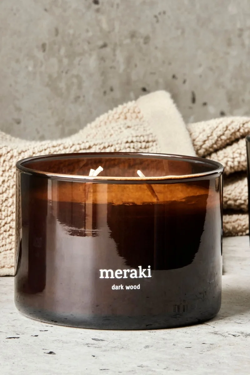 Die Duftkerze von Meraki verbreitet nicht nur eine gemütliche Atmosphäre, sondern auch einen angenehmen Duft, was sie zu einem tollen Geschenk zum Vatertag macht.