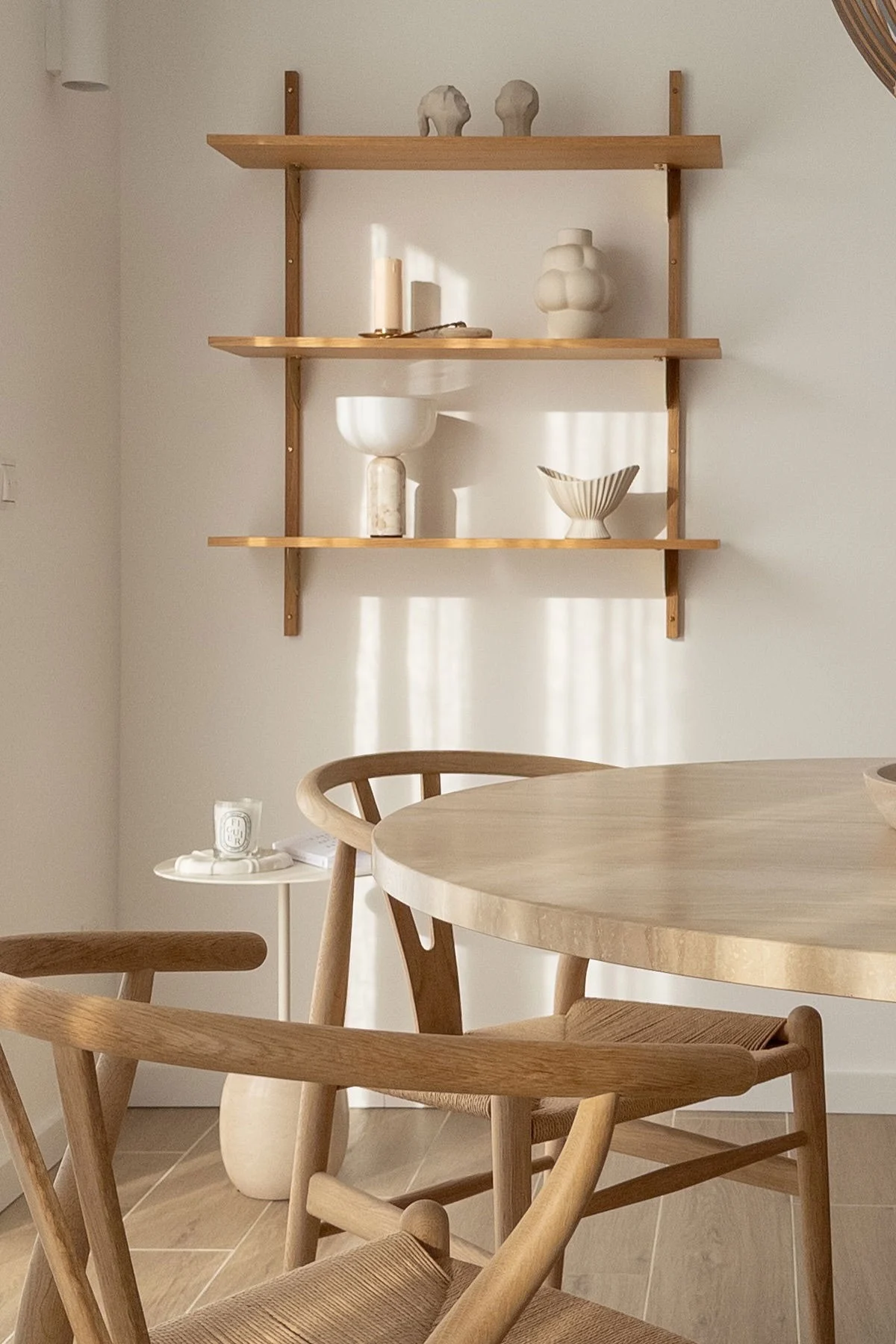 Bei Lagom ist weniger mehr: Das dekorierte Sector Wandregal von Ferm Living hängt im Esszimmer von @by.damira.