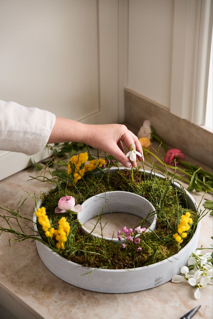 Osterdekoration: Funktionieren Sie den Adventskranz The Ring von House Doctor zu einem Osterkranz um und dekorieren Sie ihn mit frühlingshaften Blumen!