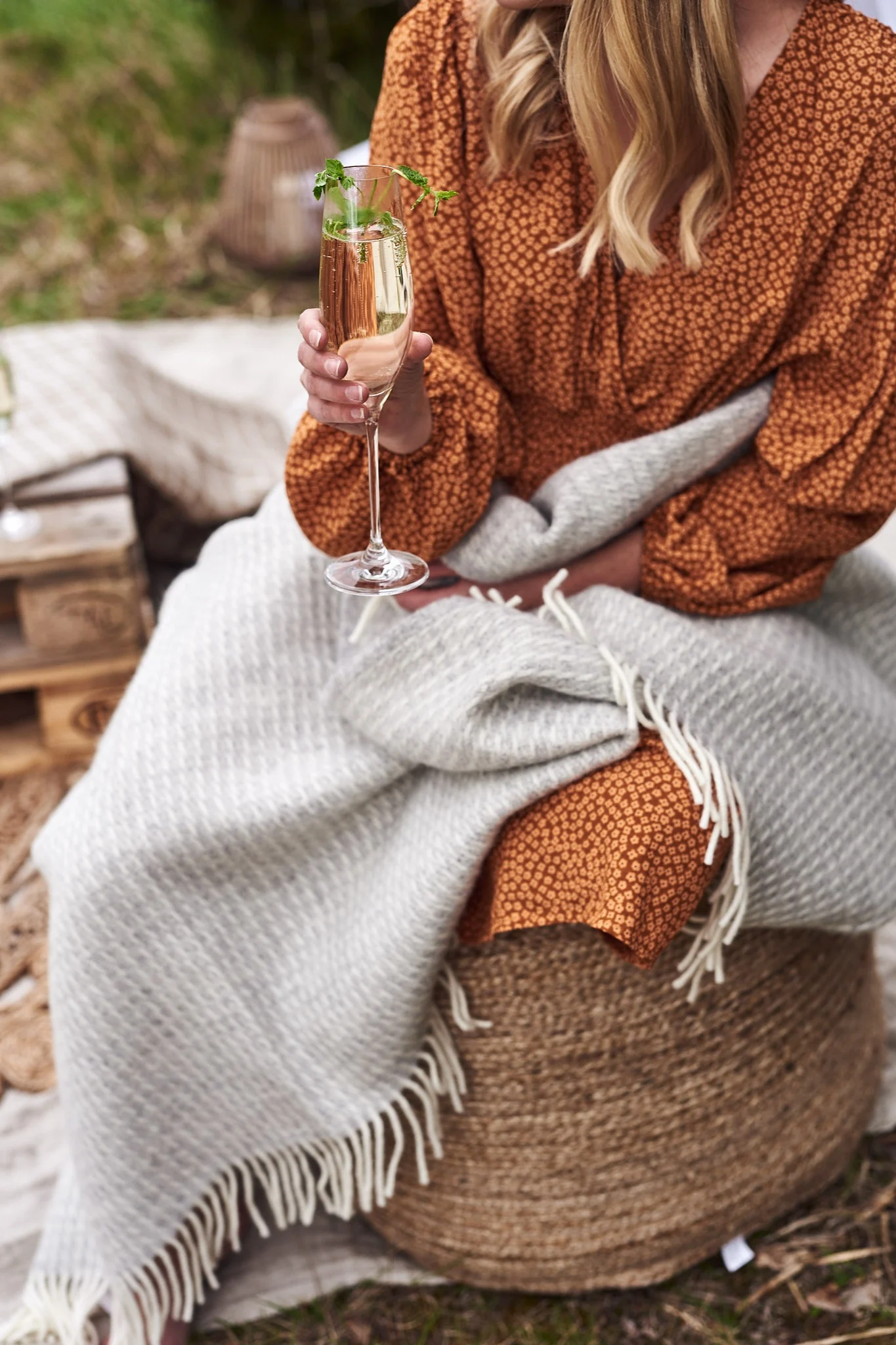 Jute-Sitzsack mit einer Decke und einem Glas Sekt. 