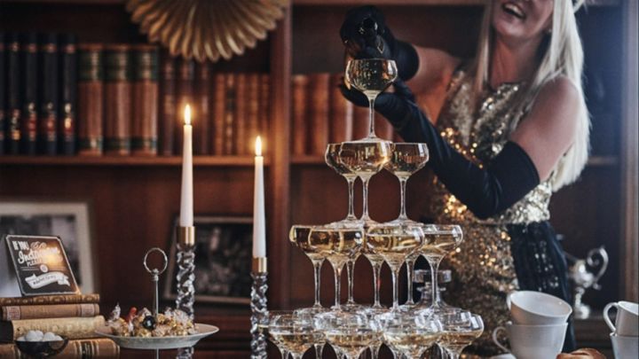Entdecken Sie, wie Sie eine Champagnepyramide für Ihre Silvesterparty bauen können - die ultimative Extravaganz! 