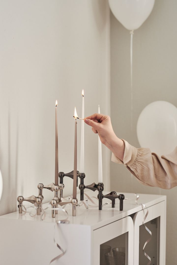 Der Nagel Kerzenhalter von STOFF ist die perfekte Geschenkidee zum Jahrestag für Paare, die Innenarchitektur lieben. 