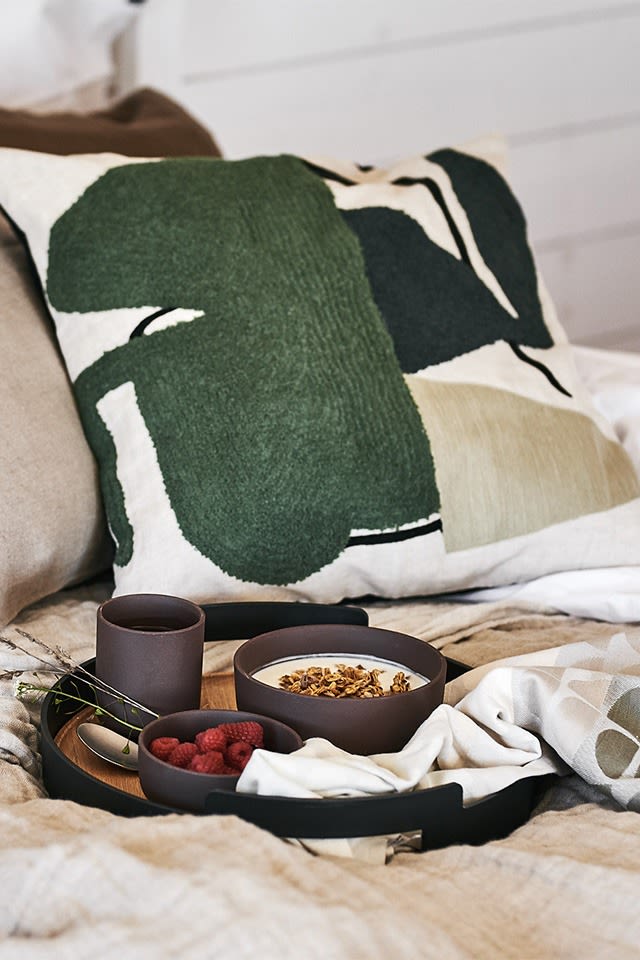 Beim Frühstück im Bett dreht sich alles um Hygge, und hier wird das Frühstück aus wunderschönen Schalen von Ferm Living serviert. 