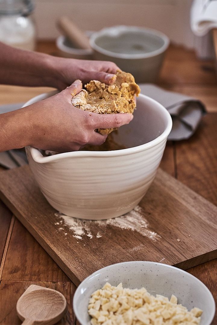 Ein Tipp, um in Weihnachtsstimmung zu kommen ist das Adventbacken- so wie hier wo Teig für einen Safrankuchen geknetet wird.