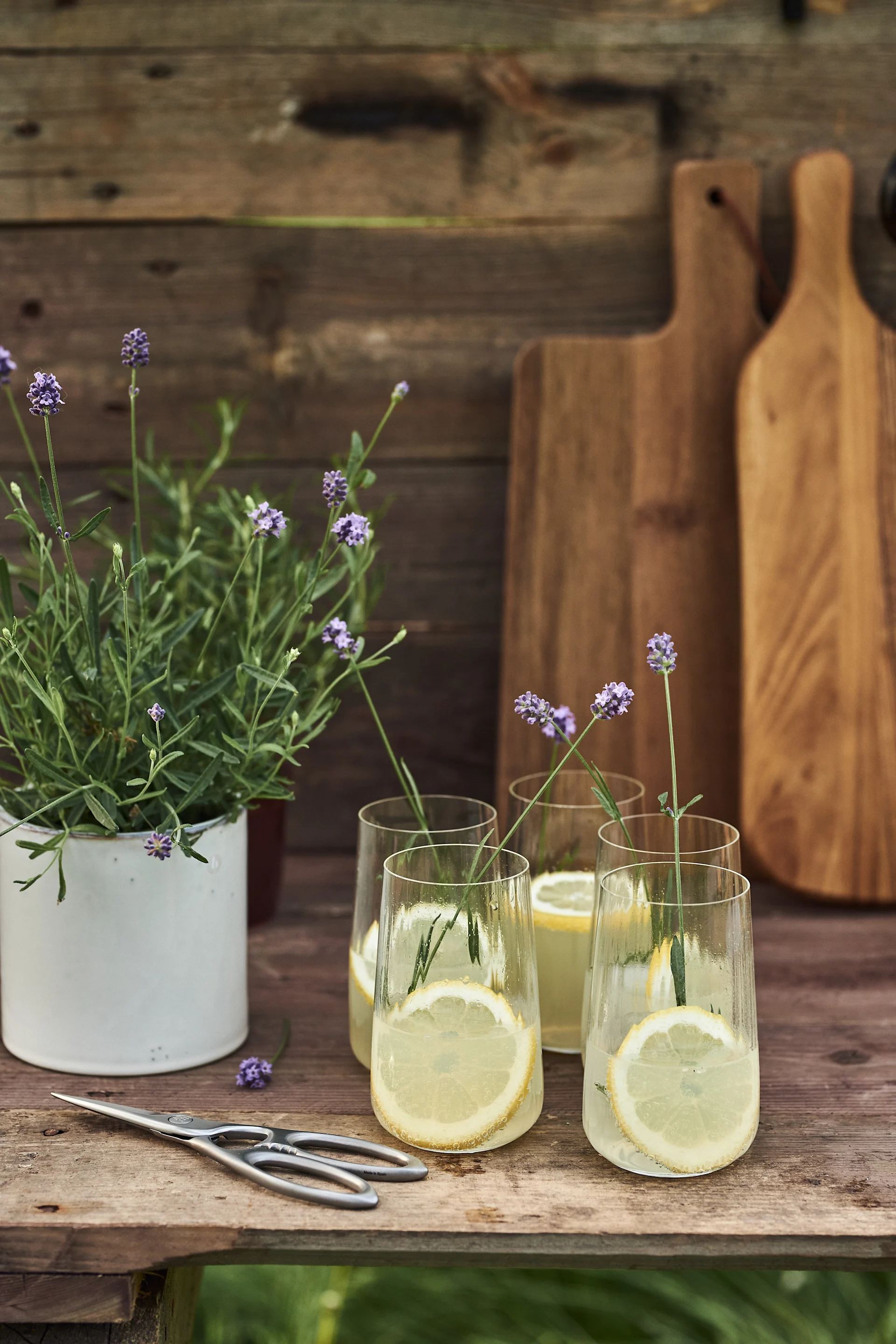 Eine selbstgemachte Zitronenlimonade zählt zu den perfekten Sommergetränken - hier serviert in einem Glas von Georg Jensen.