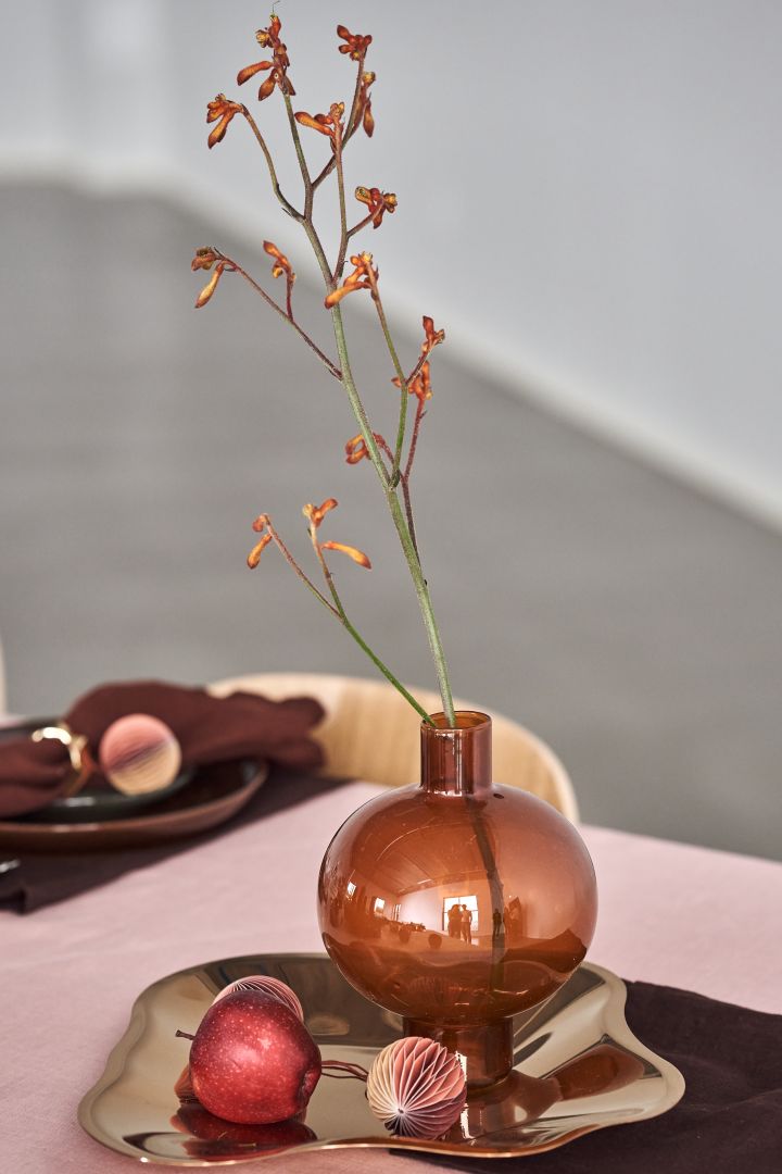 Dekorieren Sie Ihren Weihnachtstisch mit der Round Vase in Golden Oak von Urban Nature Culture und den Honeycomb Kugeln von Briste Copenhagen. Diese sind ein Trend skandinavischer Weihnachtsdekorationen für 2021.