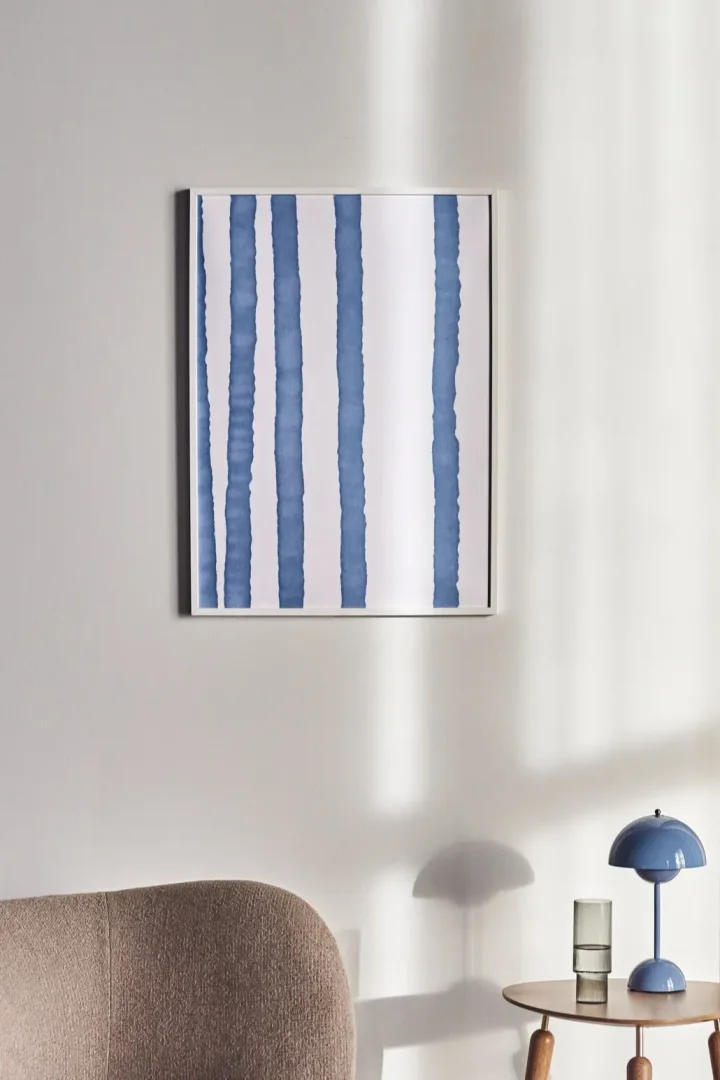 17 stilvolle Poster zur Dekoration Ihres Zuhauses - hier das Lineage-Poster von Paper Collective in Blau- und Weißtönen.
