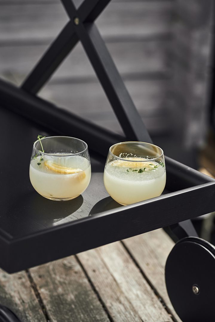 Servieren Sie Ihre alkoholfreie Margarita am besten auf dem Exit Servierwagen von Design House Stockholm.