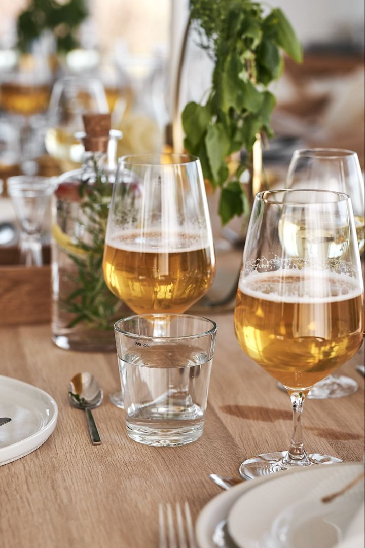 So organisieren Sie ein Grillfest – hier die Cabernet Biergläser von Holmegaard und die Kartio Wassergläser von Iittala.