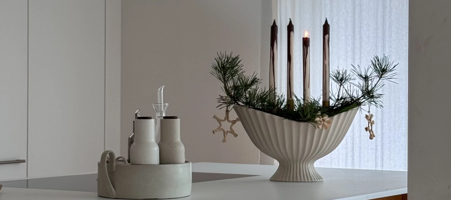 Die Fountain Schale von Ferm Living ist als Adventskranz dekoriert und steht hier auf einer Küchenanrichte.