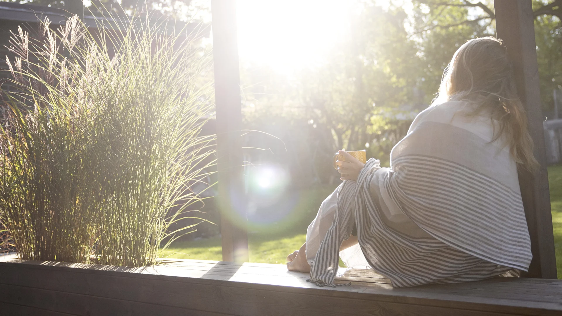Lagom: Nehmen Sie sich ausreichend Zeit für Pausen und setzen Sie sich mit einer Tasse Kaffee in die Sonne.