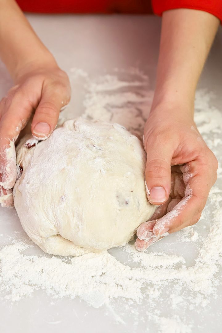 Weihnachtsrezepte  von Baka med Frida: Hier sehen Sie, wie Frida den Teig vorsichtig auf einer bemehlten Arbeitsfläche zu einer Kugel formt.