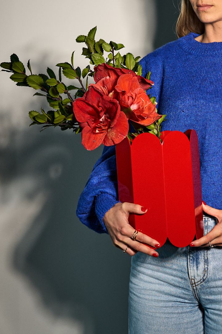 Die Einrichtunstrends des Frühlings 2023 zeichnen sich besonders durch farbenfrohe Accessoires aus. Dekorieren Sie daher beispielsweise mit dieser auffälligen Vase in Tomatenrot von HAY.