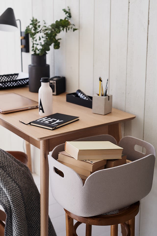 Organisieren Sie Ihr Zuhause mit dem stilvollen Restore Aufbewahrungskorb von Muuto, den Sie zum Verstauen von Büchern in Ihrem Heimbüro verwenden können. 