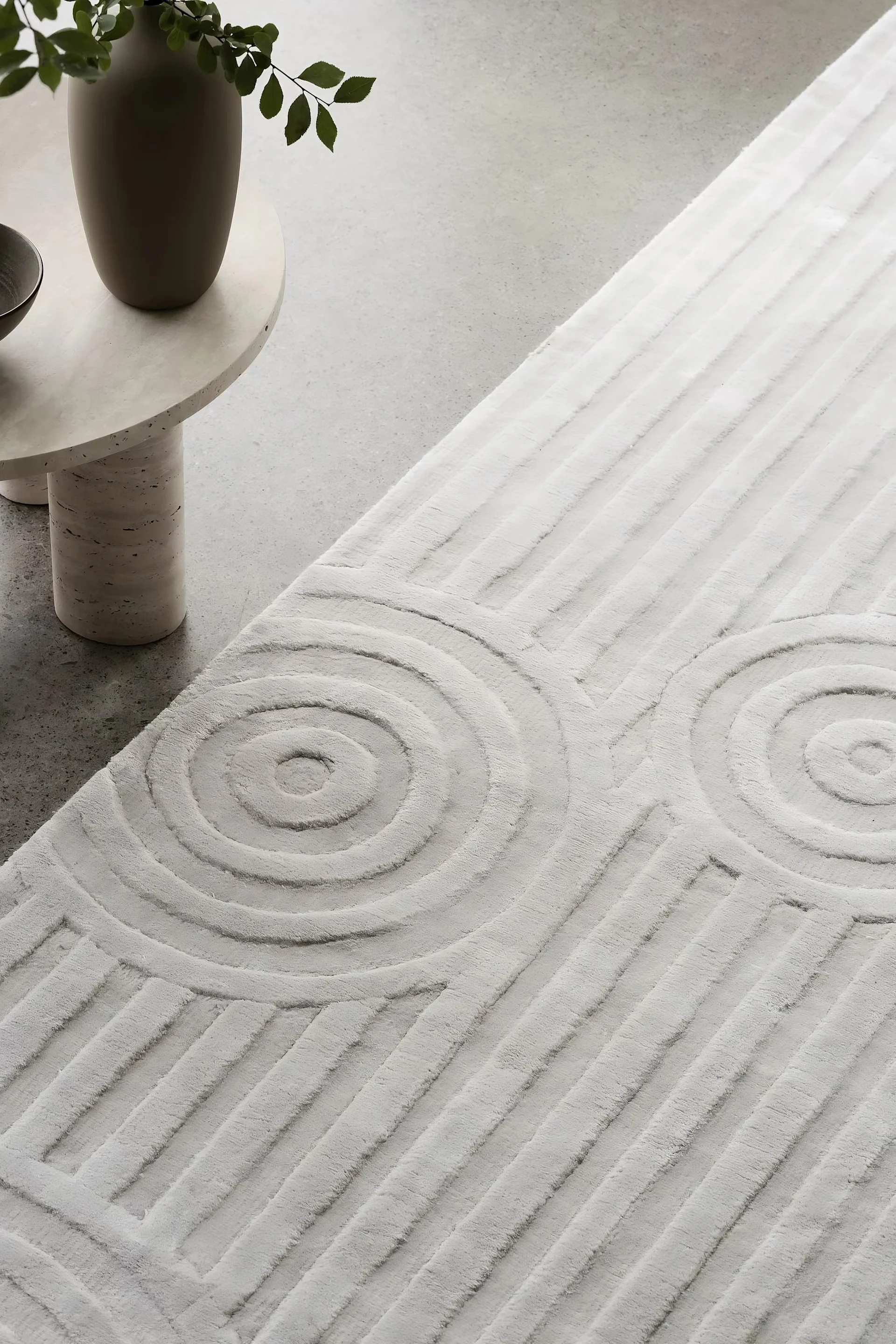 Teppiche fürs Wohnzimmer: Eine Nahaufnahme des weißen, zu 100 % aus Viskose bestehenden Uzu Teppich von blomus.