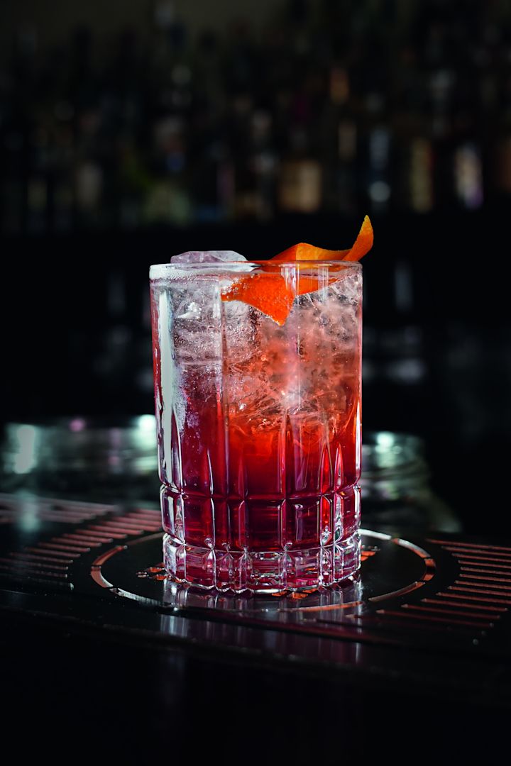 Ein Virgin Long Island Iced Tea ist ein beliebter alkoholfreier Cocktail und wird hier serviert im Perfect Serve Whiskey Glas von Spiegelau.