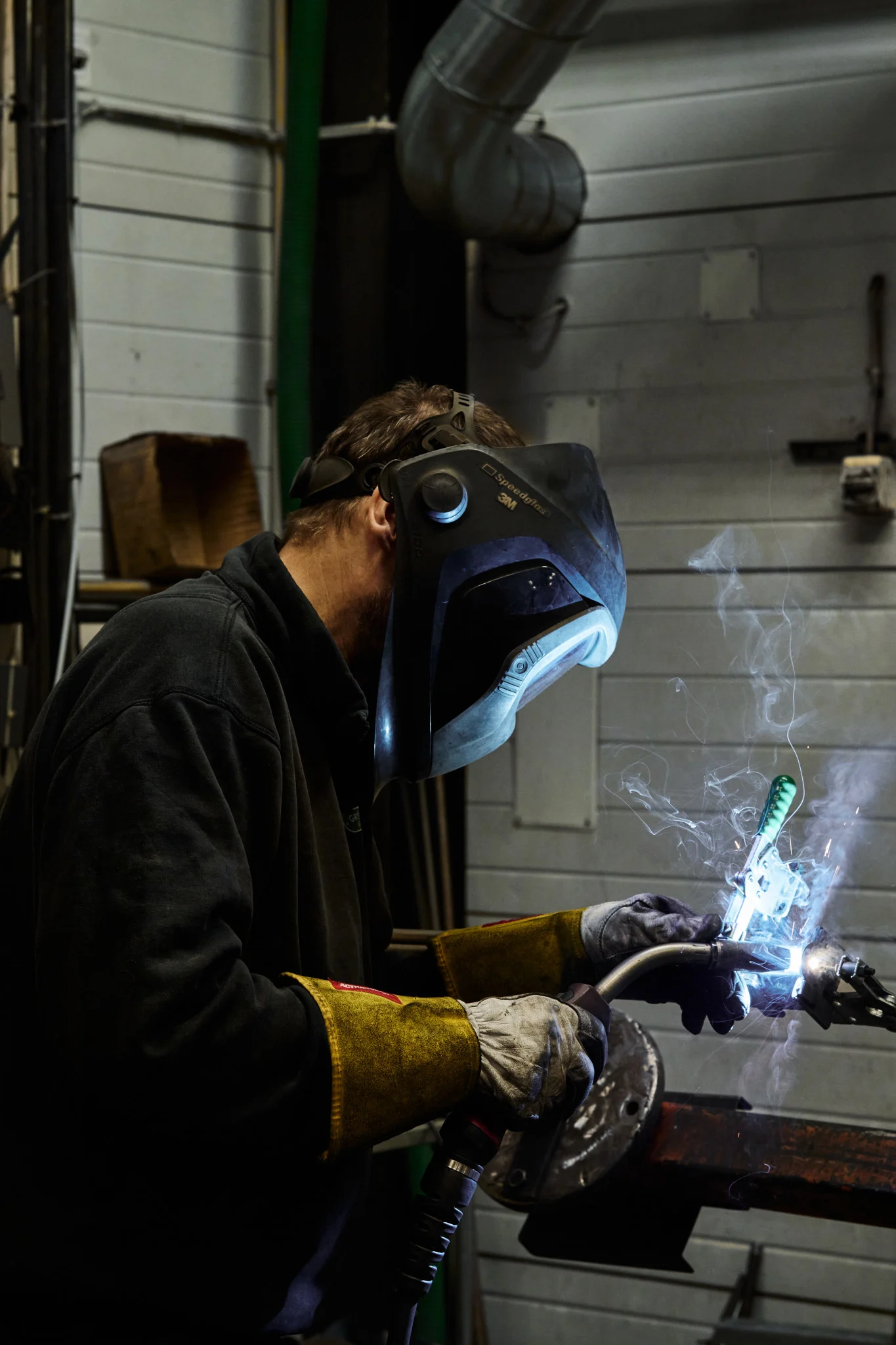 Grythyttan: Ein Schweißer, der seiner Arbeit für Grythyttan nachgeht.