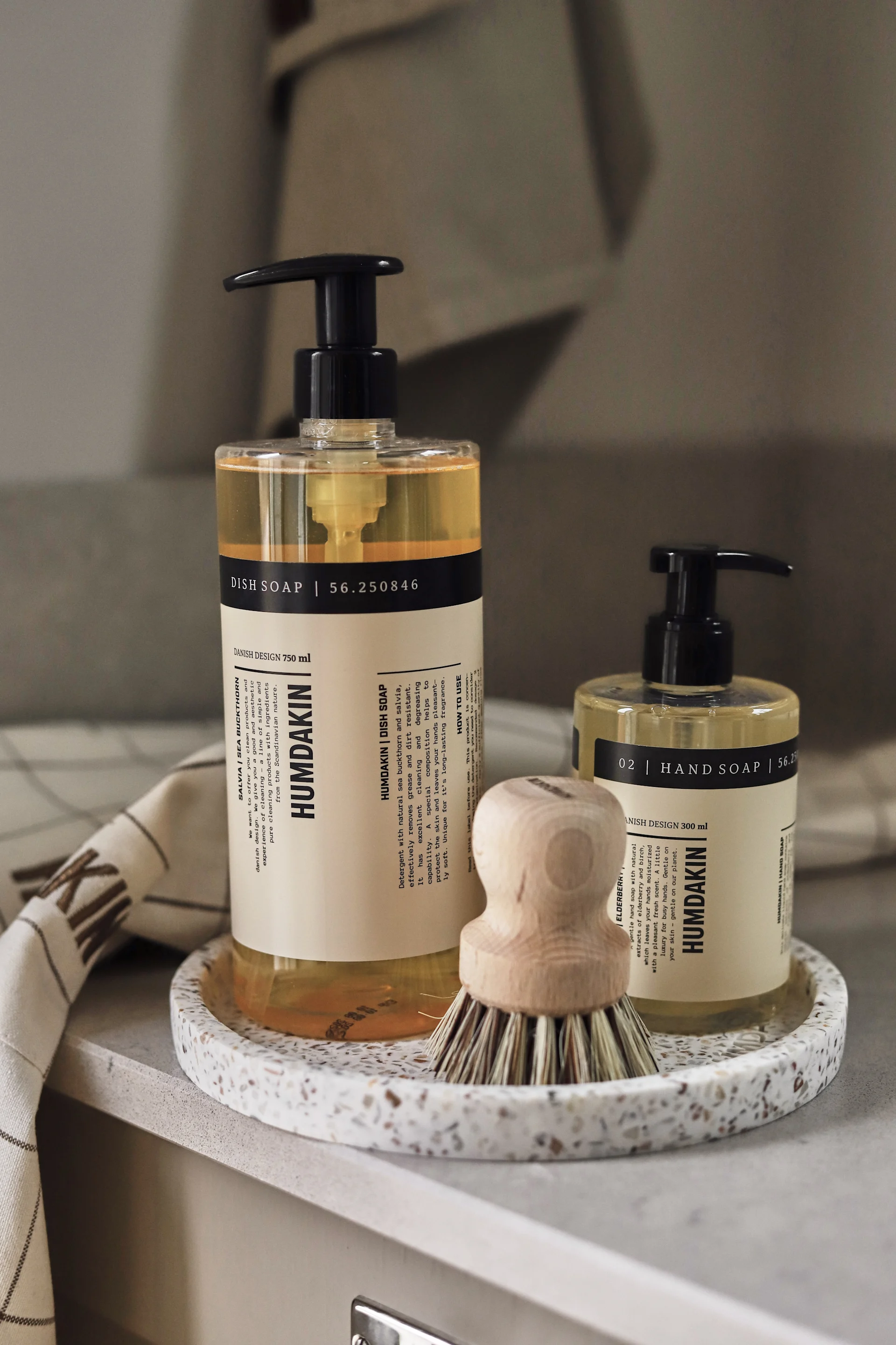 Wie Sie angelaufenes Besteck reinigen – hier das Spülmittel in Salvia & sea buckthorn von Humdakin.