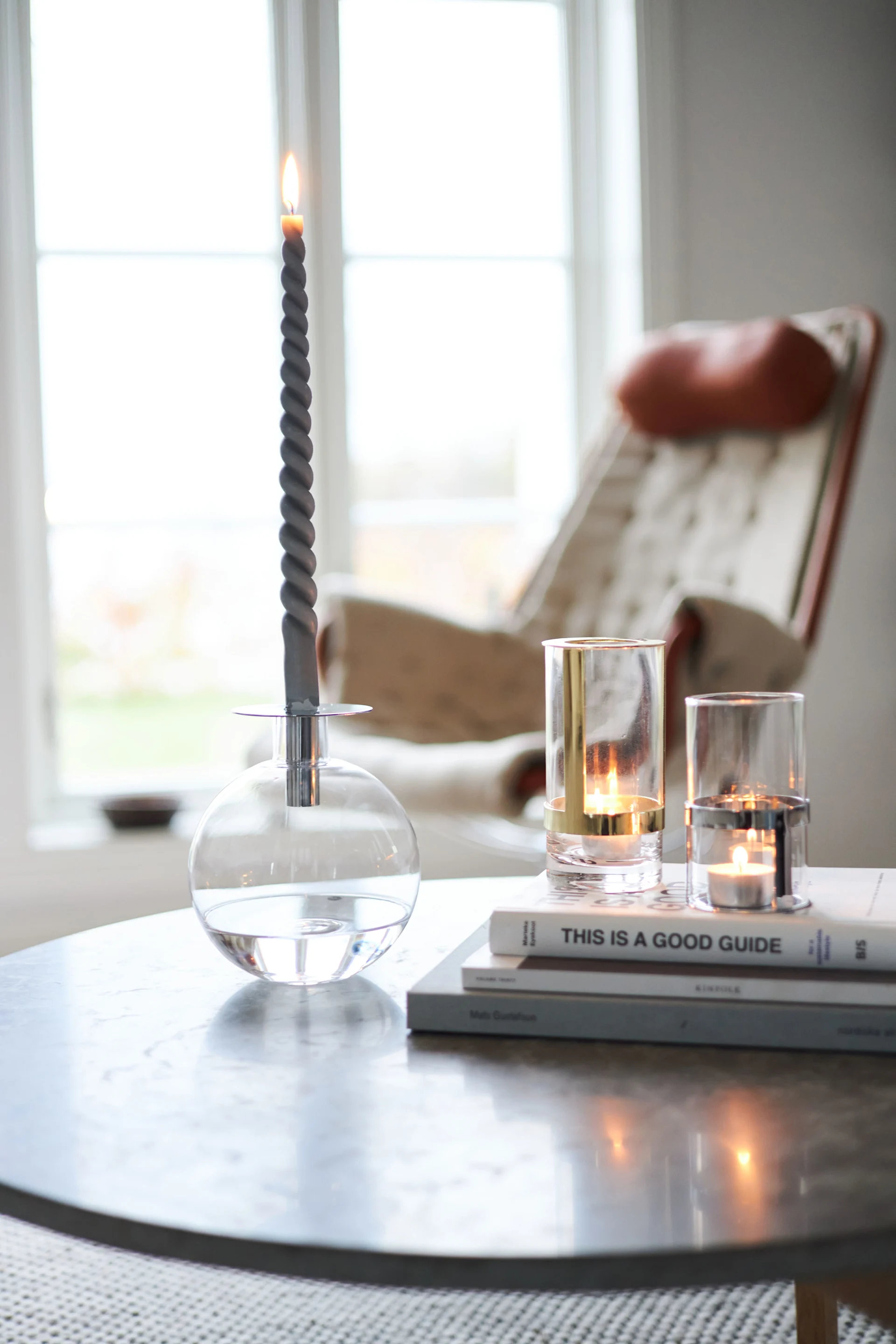 Lagom bedeutet auch Gemütlichkeit: Auf einem Beistelltisch stehen eine Top Vase und zwei Hold Vasen, alles von Sagaform.