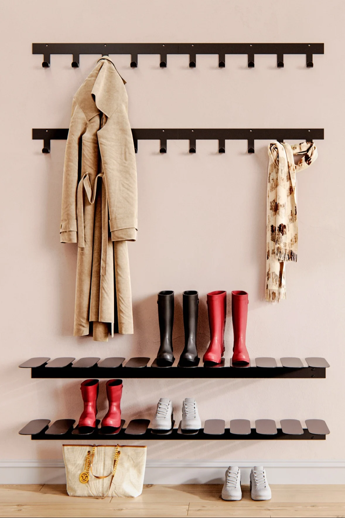 Beiger Trenchcoat, gemustertes Halstuch an Wandhaken. Schwarze und rote Stiefel, weiße Sneaker auf Schuhregalen. Tasche auf dem Boden.
