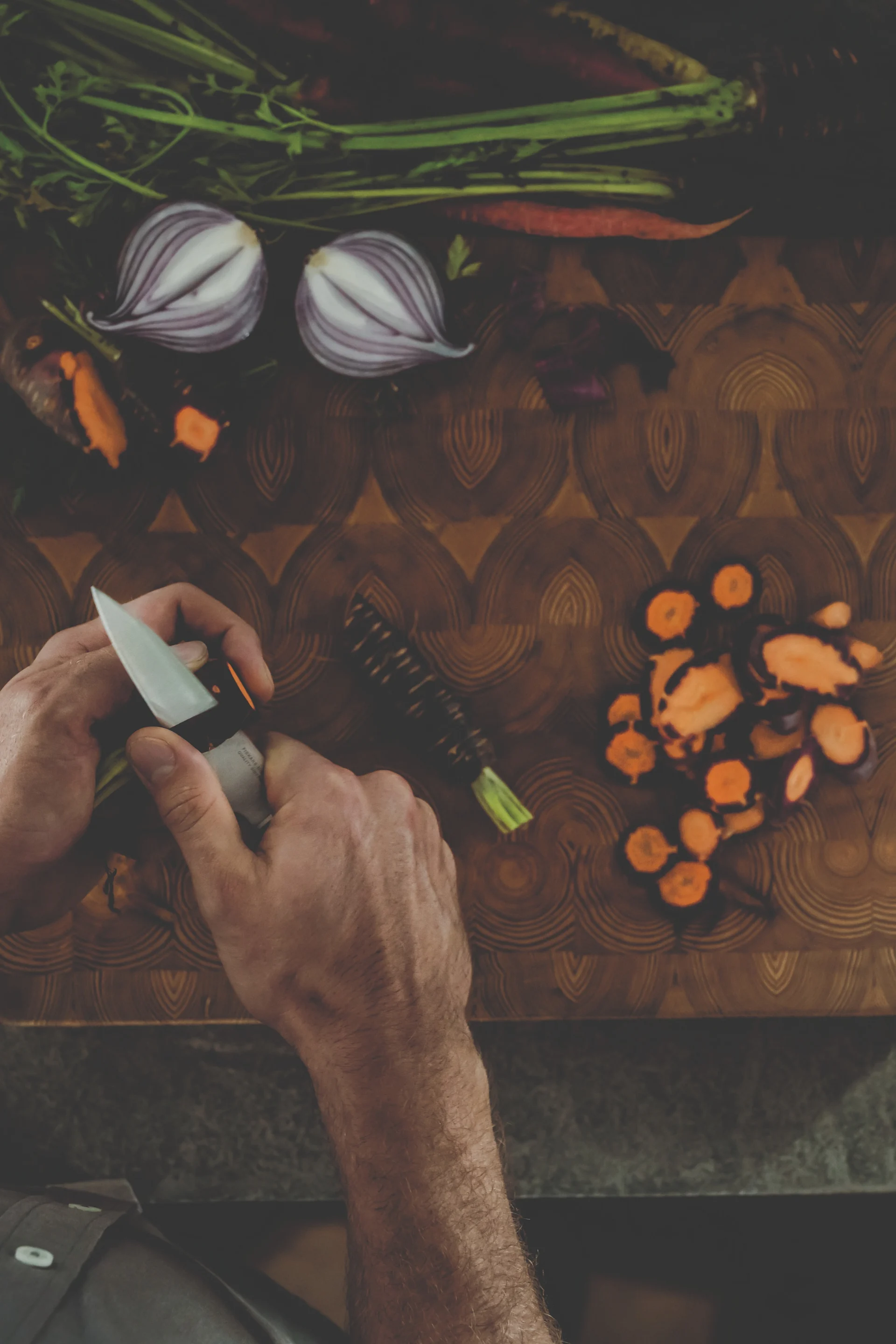 Das Norden Schälmesser von Fiskars eignet sich hervorragend zum Schälen von kleinem Gemüse.
