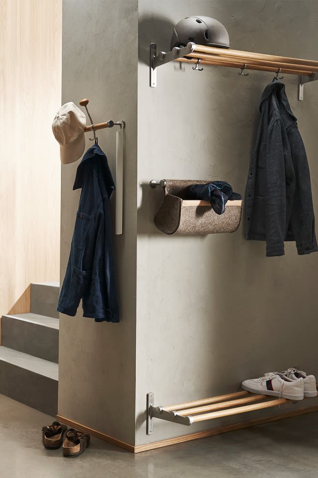 So gestalten Sie einen kleinen Flur: Inspiration von Essem Design, um den Flur mit einer offenen Garderobe und einer kombinierten Schuh- und Hutablage aufzuräumen.