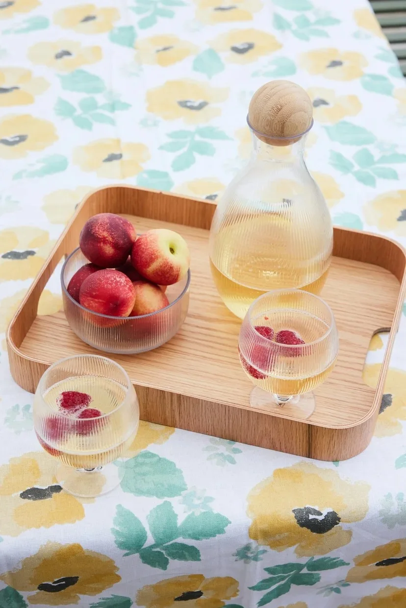 So einem Sommergericht gehört auch das passende Getränk. Servieren Sie beispielsweise einen Pfirsich-Vanille-Cocktail in der Billi Karaffe auf dem Hanna Tablett, beides von Sagaform.