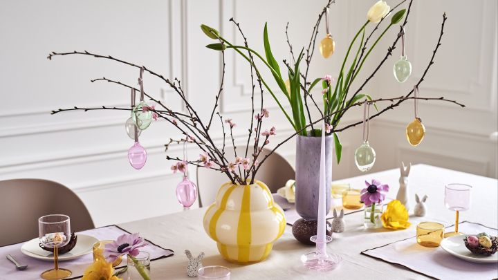 Gestalten Sie einen festlich gedeckten Ostertisch in frühlingshaften Pastellfarben mit farbenfrohen Vasen wie der Curlie-Vase von By On und der Dorit-Vase von Broste Copenhagen.