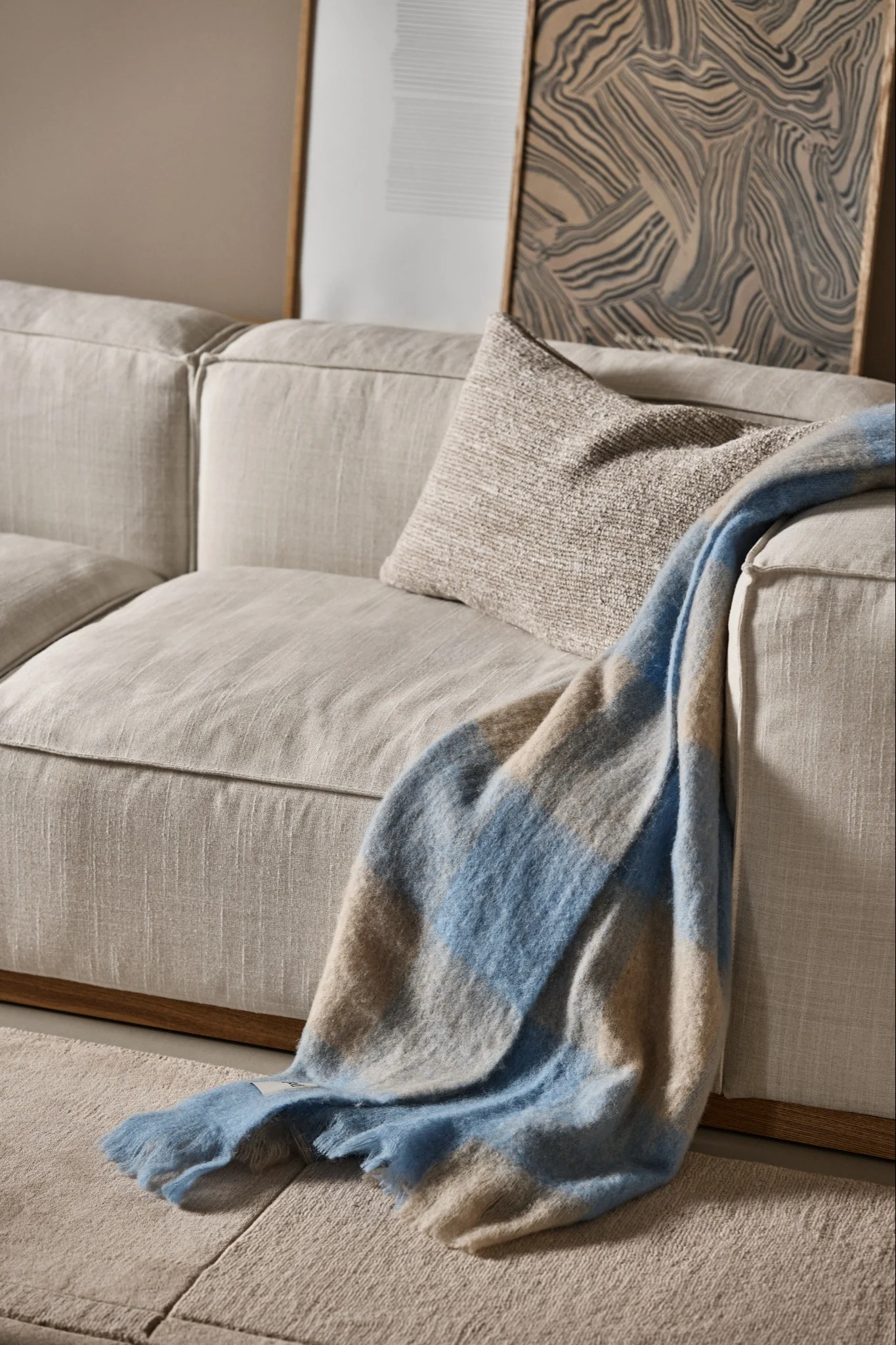 10 Geschenke für jeden Anlass – die Polka Wolldecken in Grau und Schwarz von Klippan Yllefabrik ein Muss für alle, die es lieben, sich einzukuscheln.