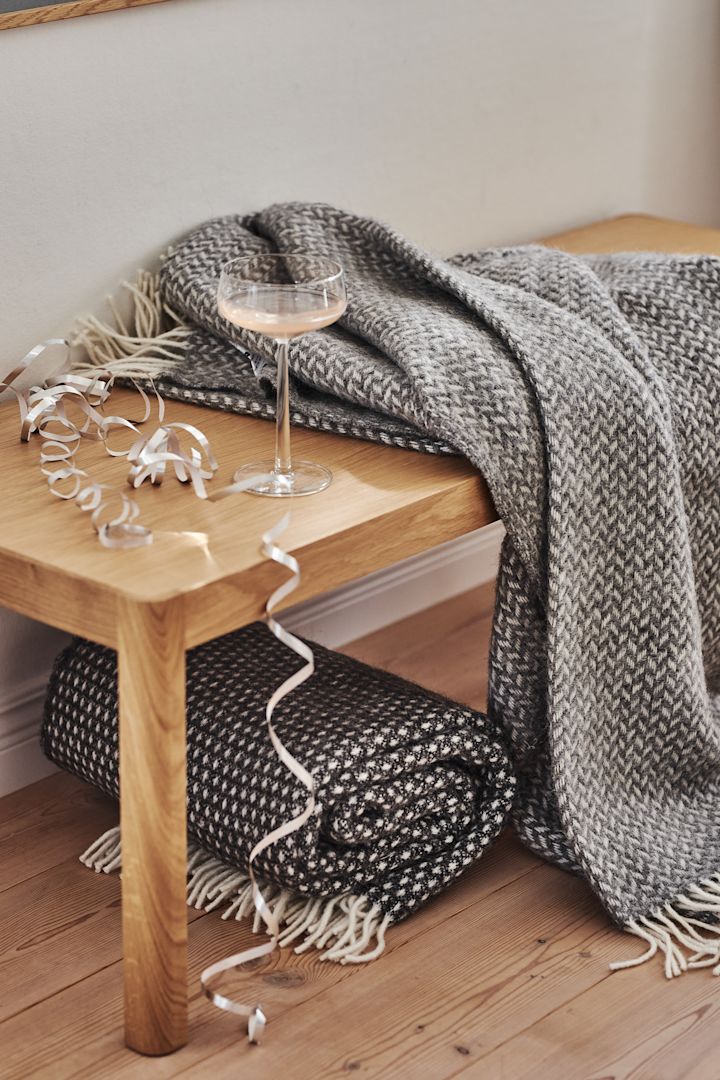10 Geschenke für jeden Anlass – die Polka Wolldecken in Grau und Schwarz von Klippan Yllefabrik ein Muss für alle, die es lieben, sich einzukuscheln.