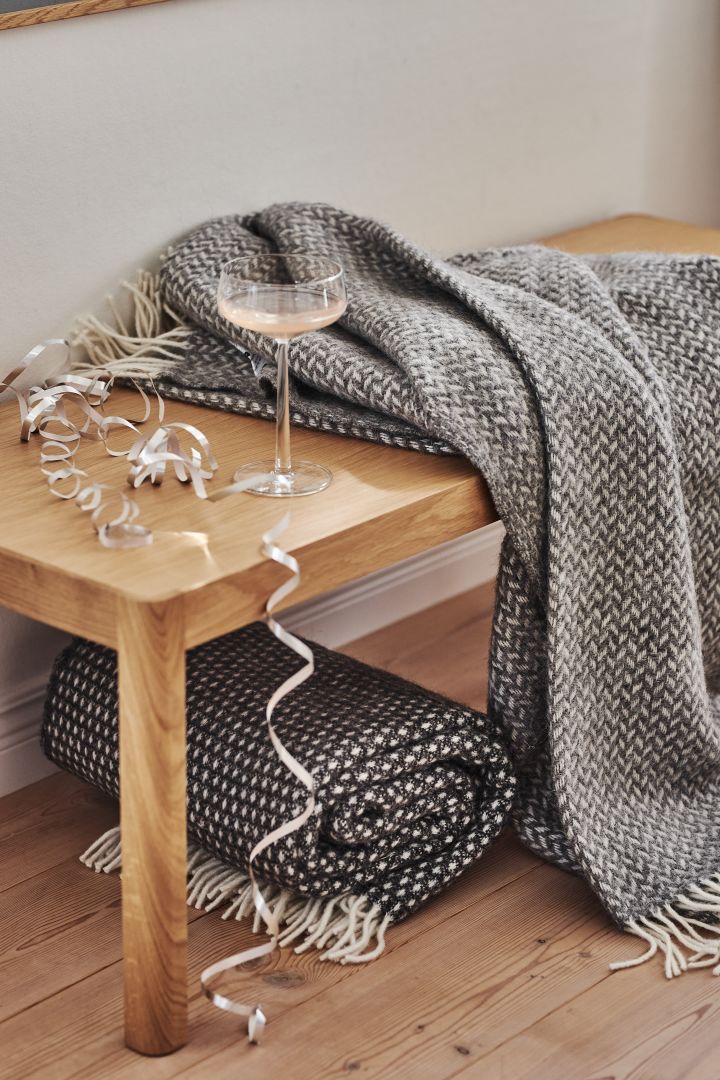 10 Geschenke für jeden Anlass – die Polka Wolldecken in Grau und Schwarz von Klippan Yllefabrik ein Muss für alle, die es lieben, sich einzukuscheln.