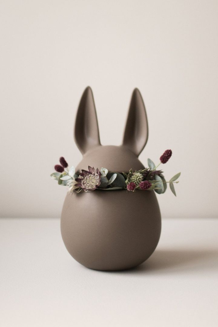 Osterdekoration: Hier sehen Sie die Eating rabbit Schale von dbkd, dekoriert mit Blumen.