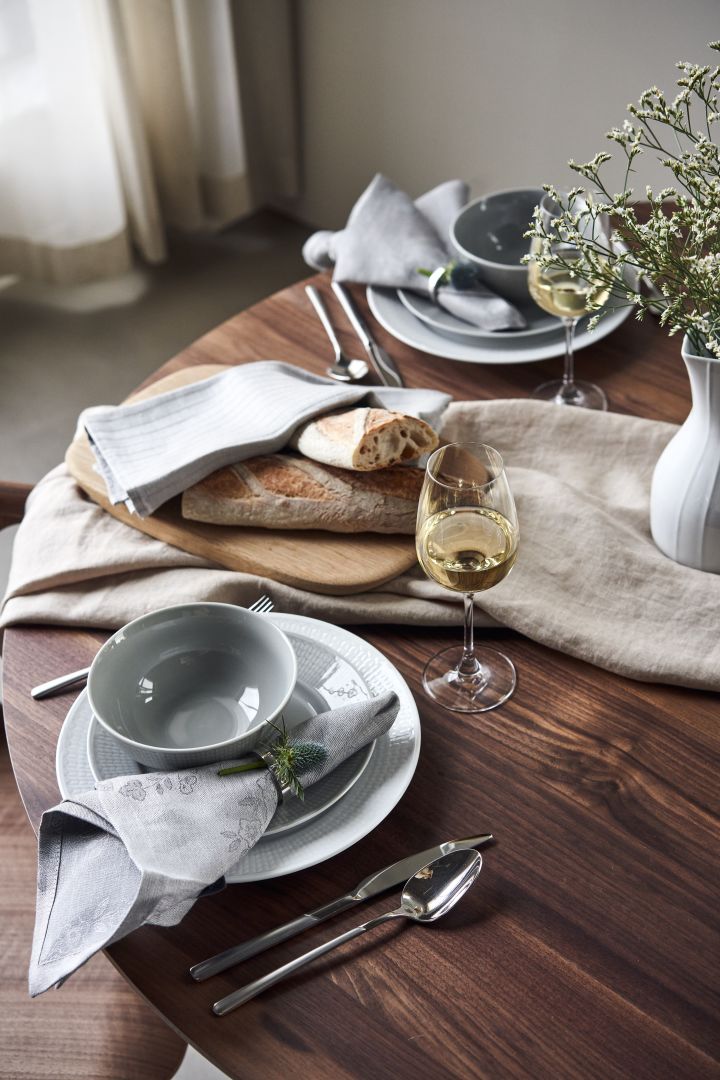 Schwedisch Grace-Tischset mit Schale und Tellern in kühlen Grau- und Weißtönen. 