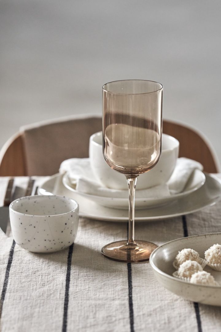 Das Fuum Weinglas von Blomus passt mit seinem subtil gefärbten Glas wunderbar auf unseren Nurture Weihnachtstisch. 