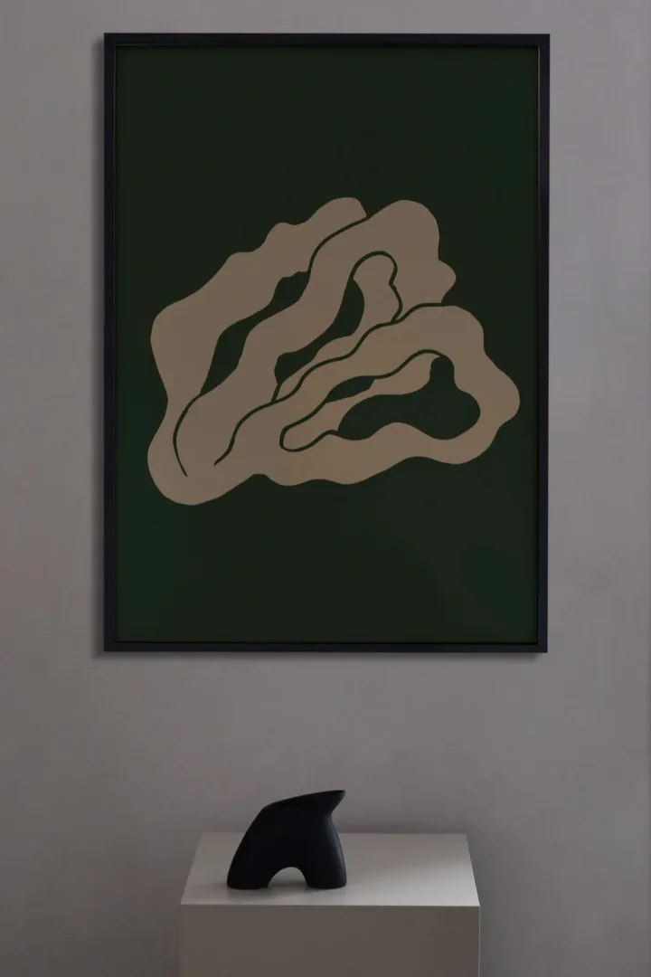 17 stilvolle Poster, mit denen Sie Ihr Zuhause dekorieren können - hier sehen Sie das abstrakte Poster Coral 02 von Paper Collective in einem dunklen Grün und Beige.